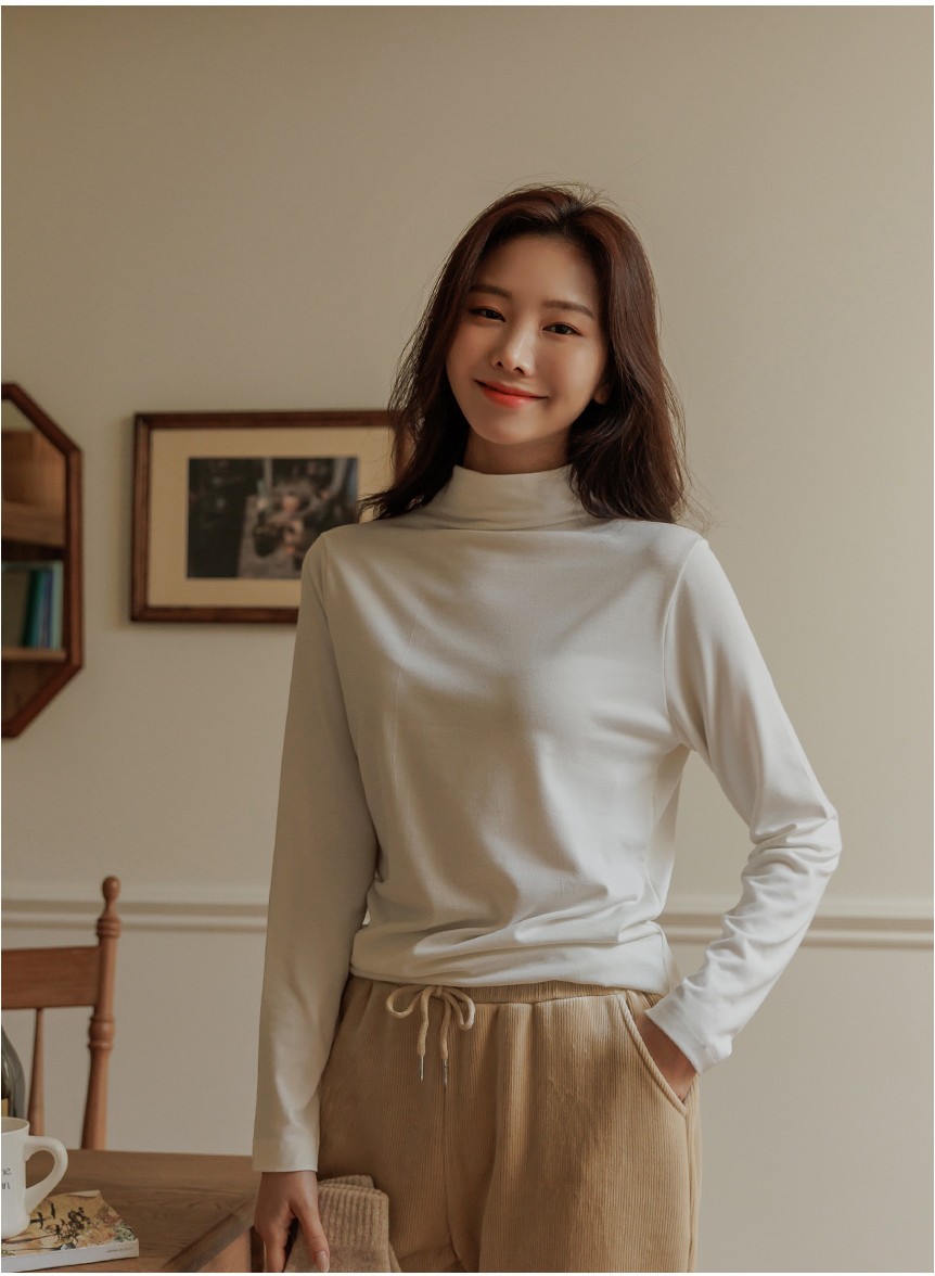 Naomi Seamless Long-Sleeve Turtleneck