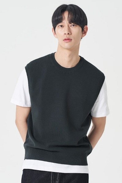 トップス Matin Kim HOODY POINT LOGO KNIT VEST 마뗑킴(MATIN KIM) HOODY POINT LOGO KNIT VEST FOR MEN IN CHARCOAL