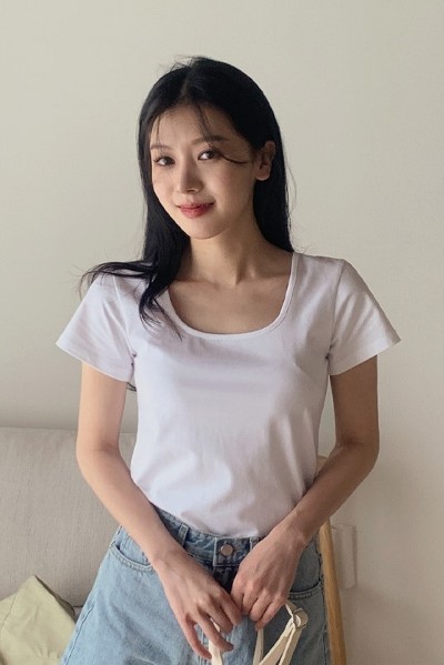 Matin Kim Sun Embroidery Graphic Top In Charcoal | Basic
