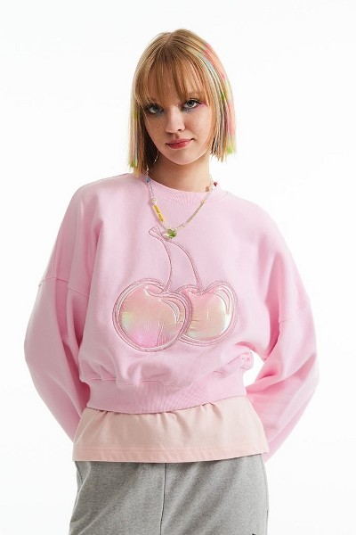 ★23SS★KIRSH★DOODLE CHERRY STADIUM CROP JUMPER KIRSH Big Cherry Hologram Crop Sweatshirt Pink | Sweatshirts