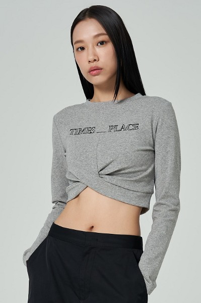 ●ACME DE LA VIE●BASIC LOGO EMBOSS PRINTING TRACK CROP T acme de la vie Basic Logo Emboss Printing Track Crop Tee