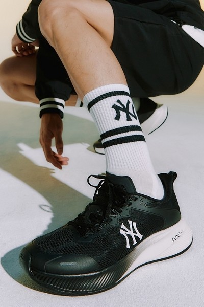 MLB Unisex Chunky Wide Strike NY Yankees White | Comfort for