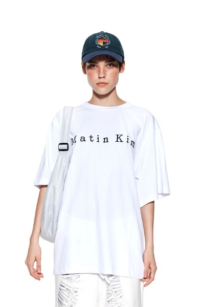 Tシャツ・カットソー [MATINKIM]embroidery small logo oversize top in khaki EMBROIDERY SMALL LOGO OVERSIZE TOP IN KHAKI – Matin Kim